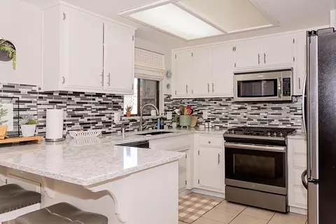Kitchen - 643 Ave J 9 E, Lancaster, CA 93535 photo 2 of 4