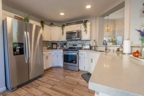 Kitchen - 1757 Mesa Dr, Lancaster, CA 93535 photo 2 of 3