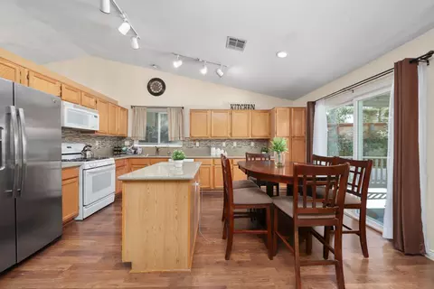 Kitchen - 37069 Boxleaf Rd, Palmdale, CA 93550 photo 2 of 4