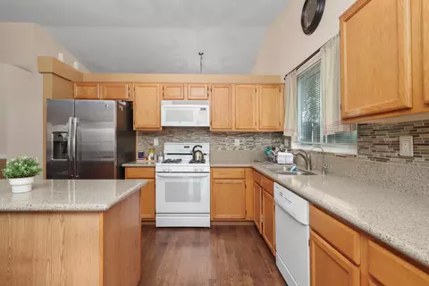 Kitchen - 37069 Boxleaf Rd, Palmdale, CA 93550 photo 4 of 4