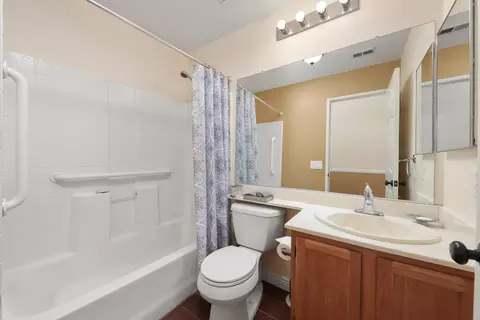 Bath - 37069 Boxleaf Rd, Palmdale, CA 93550 photo 2 of 2