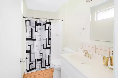 Bath - 40174 176th St E, Palmdale, CA 93591 photo 1 of 2
