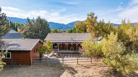 Exterior - 23971 Coral Springs Ln, Tehachapi, CA 93561 photo 6 of 12