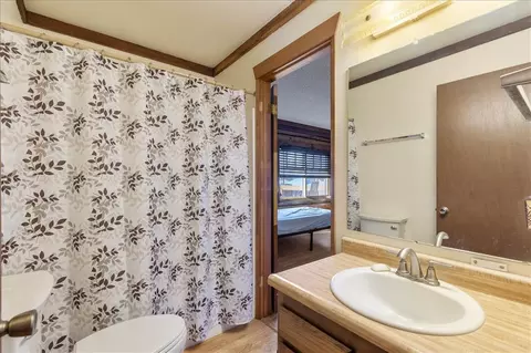Bath - 23971 Coral Springs Ln, Tehachapi, CA 93561 photo 1 of 2