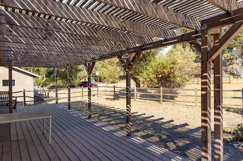 Exterior - 23971 Coral Springs Ln, Tehachapi, CA 93561 photo 7 of 12