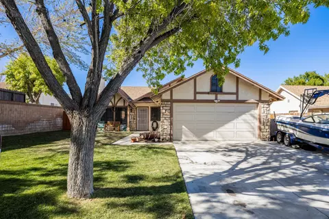 43031 Fairlee Dr, Lancaster, CA 93536