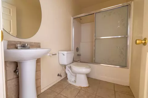 Bath - 1645 Kettering St E, Lancaster, CA 93535 photo 1 of 1