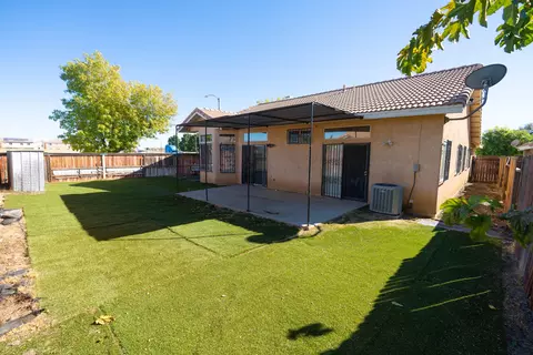 Exterior - 1645 Kettering St E, Lancaster, CA 93535 photo 3 of 4