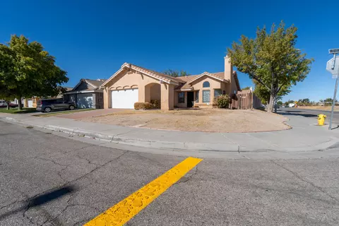 Exterior - 1645 Kettering St E, Lancaster, CA 93535 photo 4 of 4