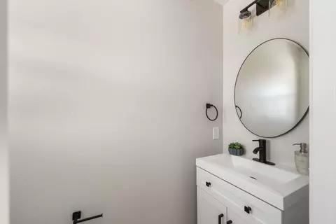 Bath - 1904 Ivory Ave, Palmdale, CA 93550 photo 1 of 5