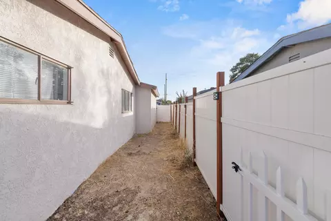 Exterior - 515 Norberry St E, Lancaster, CA 93535 photo 7 of 8