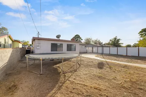 Exterior - 515 Norberry St E, Lancaster, CA 93535 photo 4 of 8