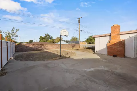Exterior - 515 Norberry St E, Lancaster, CA 93535 photo 6 of 8