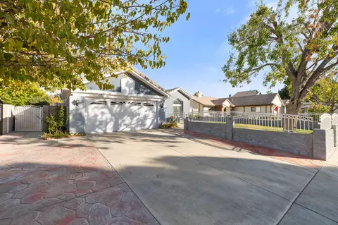 37518 Starcrest St, Palmdale, CA 93550 photo 2