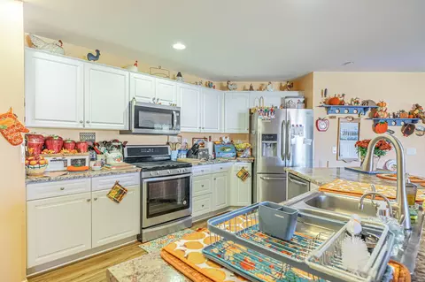Kitchen - 2525 Avenue K4 E, Lancaster, CA 93535 photo 4 of 4