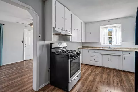 Entry Way - 15924 N St, Mojave, CA 93501 photo 1 of 2
