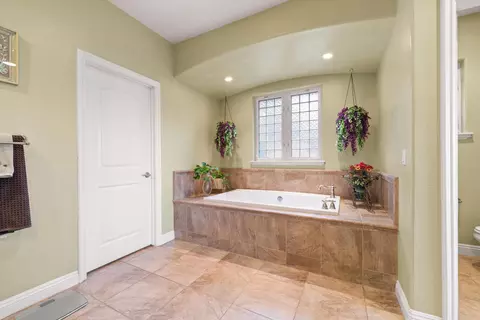 Bath - 4137 Derby Cir, Lancaster, CA 93536 photo 3 of 5
