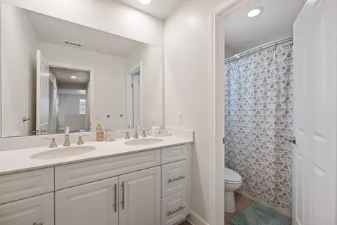 Bath - 37531 Citron Pl, Palmdale, CA 93551 photo 2 of 4