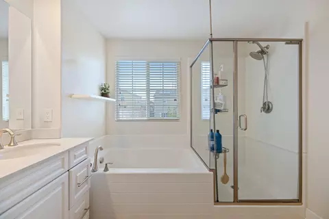 Bath - 37531 Citron Pl, Palmdale, CA 93551 photo 4 of 4