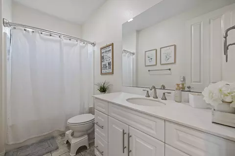 Bath - 37531 Citron Pl, Palmdale, CA 93551 photo 1 of 4