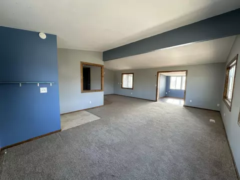 Living - 1240 Arabian Dr, Tehachapi, CA 93561 photo 2 of 4