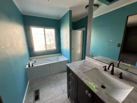 Bath - 1240 Arabian Dr, Tehachapi, CA 93561 photo 1 of 2