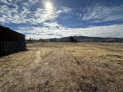Exterior - 1240 Arabian Dr, Tehachapi, CA 93561 photo 8 of 9
