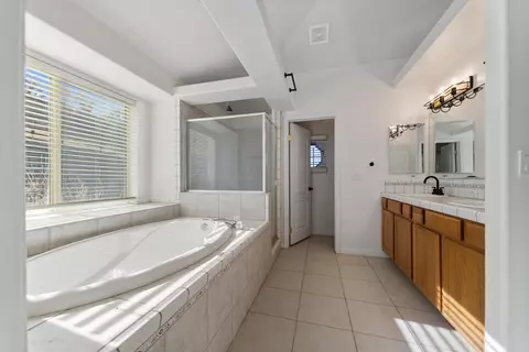 Bath - 22521 Fargo Way, Tehachapi, CA 93561 photo 2 of 3