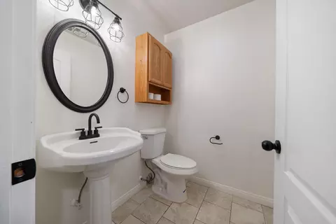 Bath - 22521 Fargo Way, Tehachapi, CA 93561 photo 3 of 3