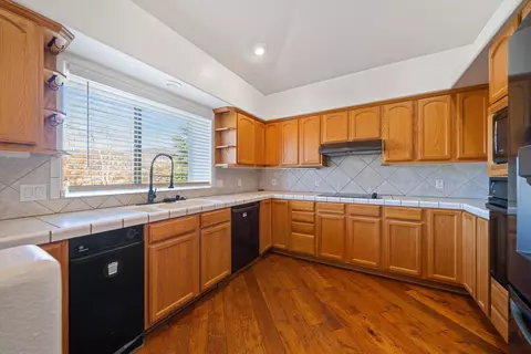 Kitchen - 22521 Fargo Way, Tehachapi, CA 93561 photo 1 of 2