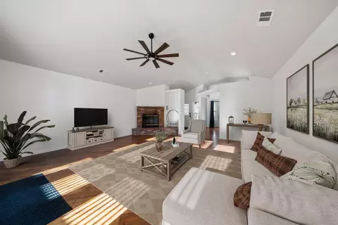 Living - 22521 Fargo Way, Tehachapi, CA 93561 photo 1 of 2