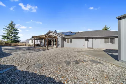 Exterior - 22521 Fargo Way, Tehachapi, CA 93561 photo 6 of 10