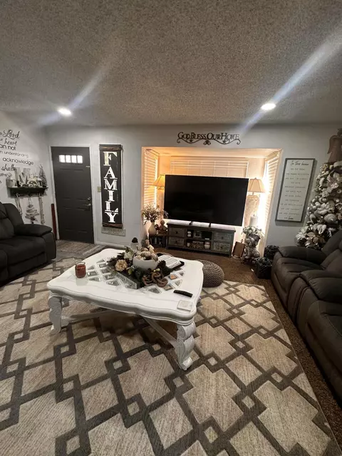 Living - 15879 Lee St, Mojave, CA 93501 photo 2 of 3