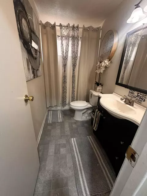 Bath - 15879 Lee St, Mojave, CA 93501 photo 1 of 2