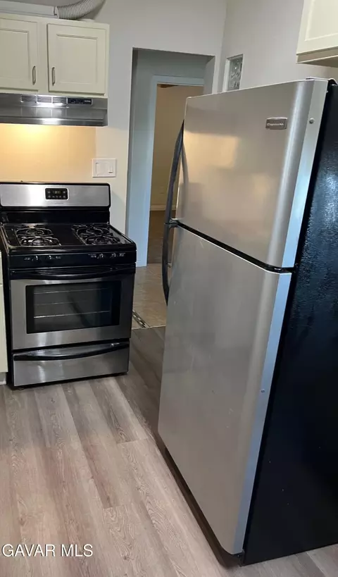 Kitchen - 3358 Martin Ave, Mojave, CA 93501 photo 5 of 8