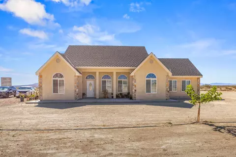 8284 Prospect St, Mojave, CA 93501
