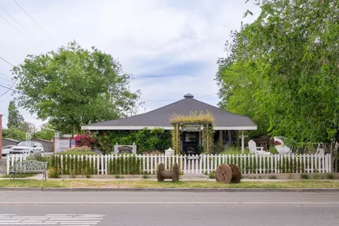 211 Curry St S, Tehachapi, CA 93561 photo 1