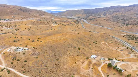 2 Rushing Creek Trl, Palmdale, CA 93550