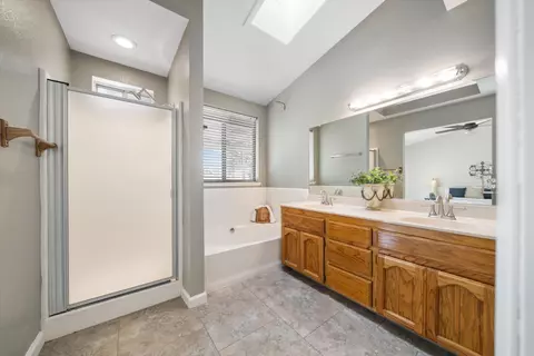 Bath - 21431 Santa Maria Dr, Tehachapi, CA 93561 photo 2 of 2