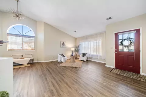 Entry Way - 21431 Santa Maria Dr, Tehachapi, CA 93561 photo 2 of 4