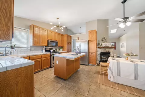 Kitchen - 21431 Santa Maria Dr, Tehachapi, CA 93561 photo 2 of 2