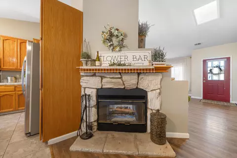 Entry Way - 21431 Santa Maria Dr, Tehachapi, CA 93561 photo 3 of 4
