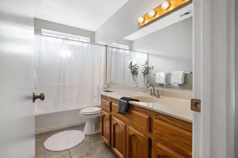 Bath - 21431 Santa Maria Dr, Tehachapi, CA 93561 photo 1 of 2