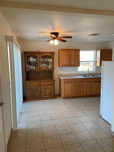 Kitchen - 40074 176th St E, Palmdale, CA 93591 photo 3 of 5
