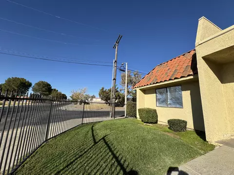 44200 Kingtree Ave UNIT 6, Lancaster, CA 93534 photo 2