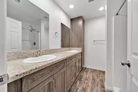 Bath - 17981 Swaps Ct, Tehachapi, CA 93561 photo 5 of 5