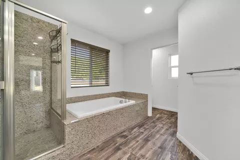 Bath - 17981 Swaps Ct, Tehachapi, CA 93561 photo 3 of 5