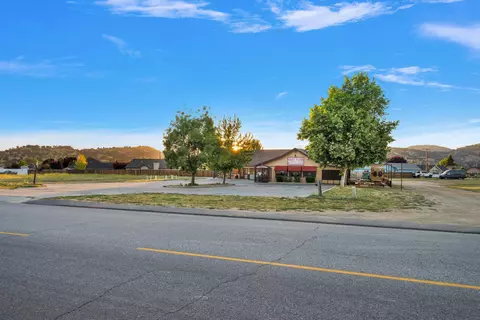 Exterior - 17981 Swaps Ct, Tehachapi, CA 93561 photo 5 of 6