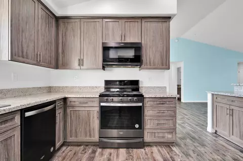 Kitchen - 17981 Swaps Ct, Tehachapi, CA 93561 photo 2 of 3