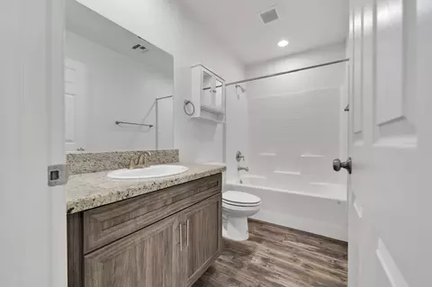 Bath - 17981 Swaps Ct, Tehachapi, CA 93561 photo 4 of 5